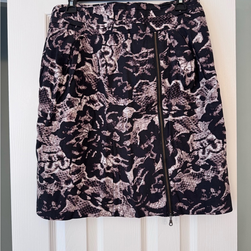 Banana Republic Factory Black and Cream Pencil Skirt